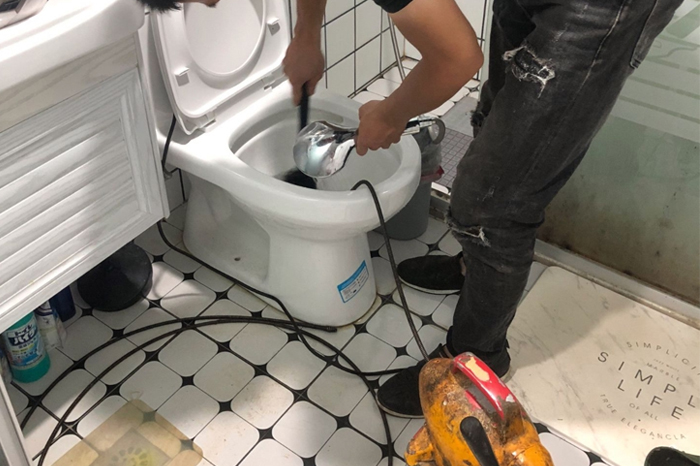 乐东马桶堵塞自己疏通还是找师傅?专业上门服务让你省时更省心